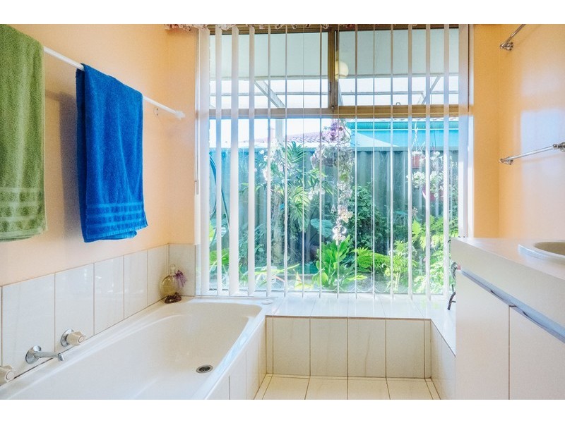 8 Coachwood Gardens, Ballajura WA 6066