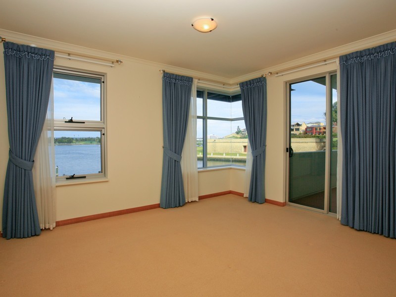 2/1 Henry Lawson Walk, East Perth WA 6004