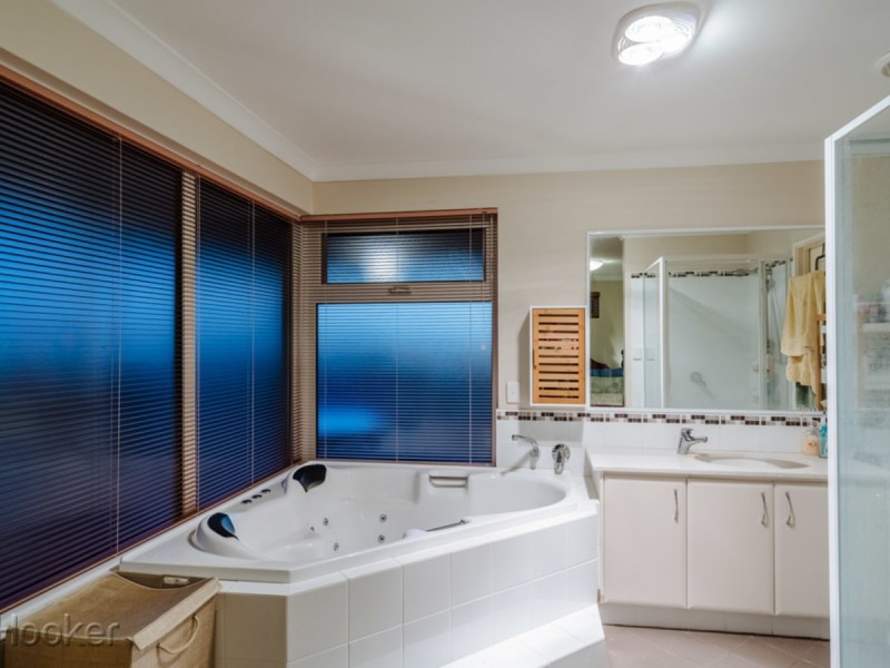 60 Hampshire Drive, Jindalee WA 6036