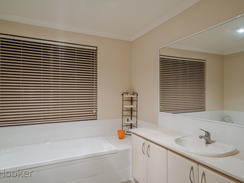 60 Hampshire Drive, Jindalee WA 6036