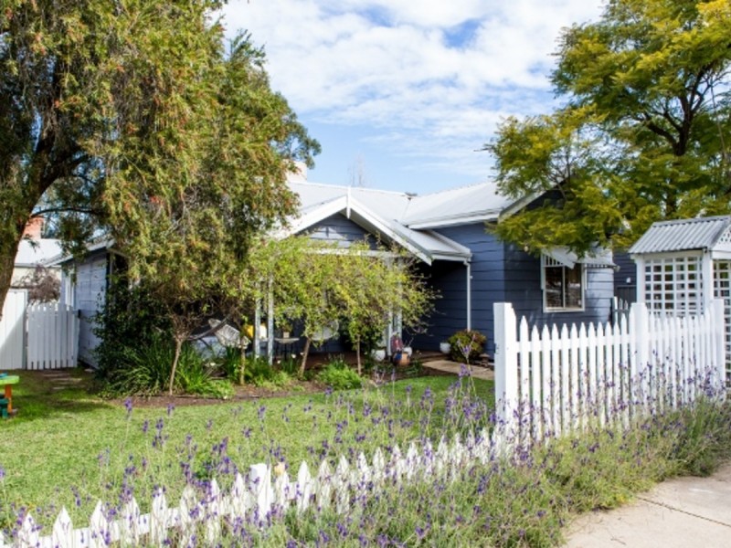 1 Holmesdale Road, Baskerville WA 6056