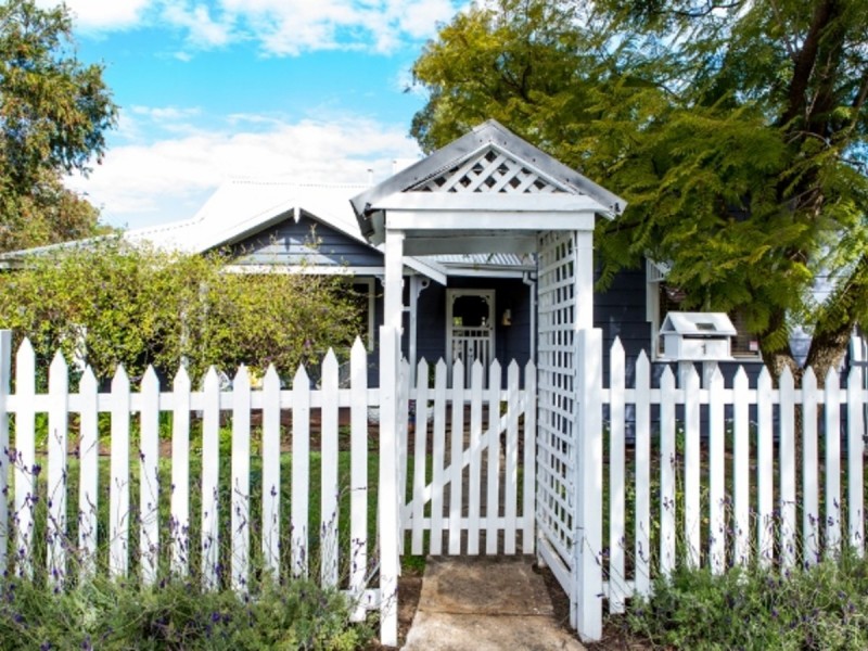 1 Holmesdale Road, Baskerville WA 6056