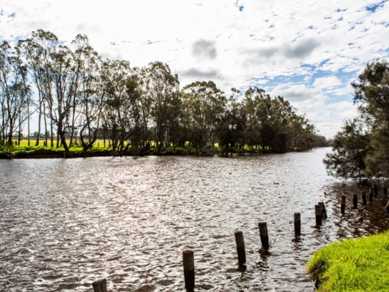 1 Holmesdale Road, Baskerville WA 6056