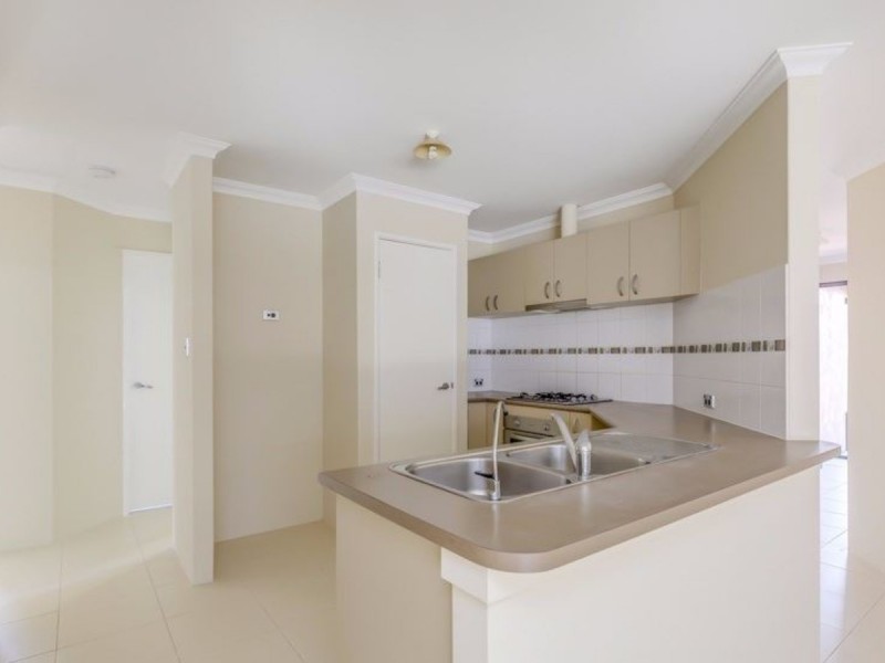 2/211 Treasure Road, Queens Park WA 6107