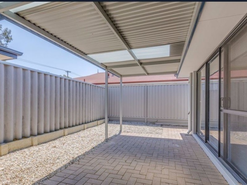 2/211 Treasure Road, Queens Park WA 6107