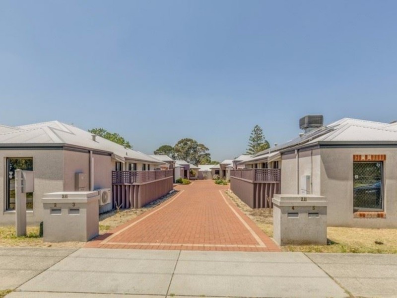 2/211 Treasure Road, Queens Park WA 6107