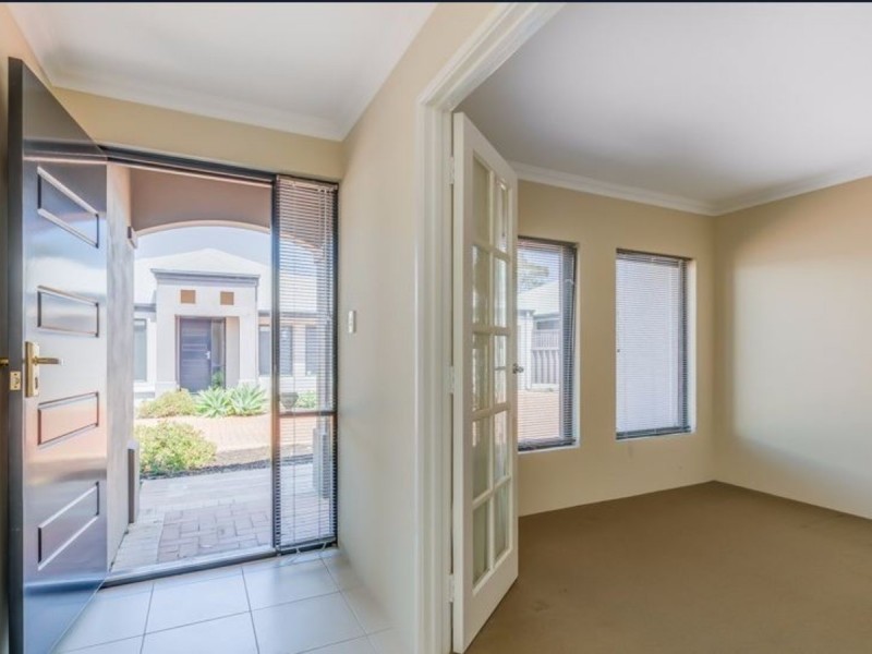 2/211 Treasure Road, Queens Park WA 6107