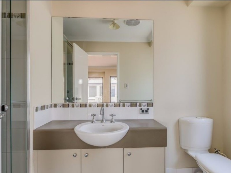 2/211 Treasure Road, Queens Park WA 6107