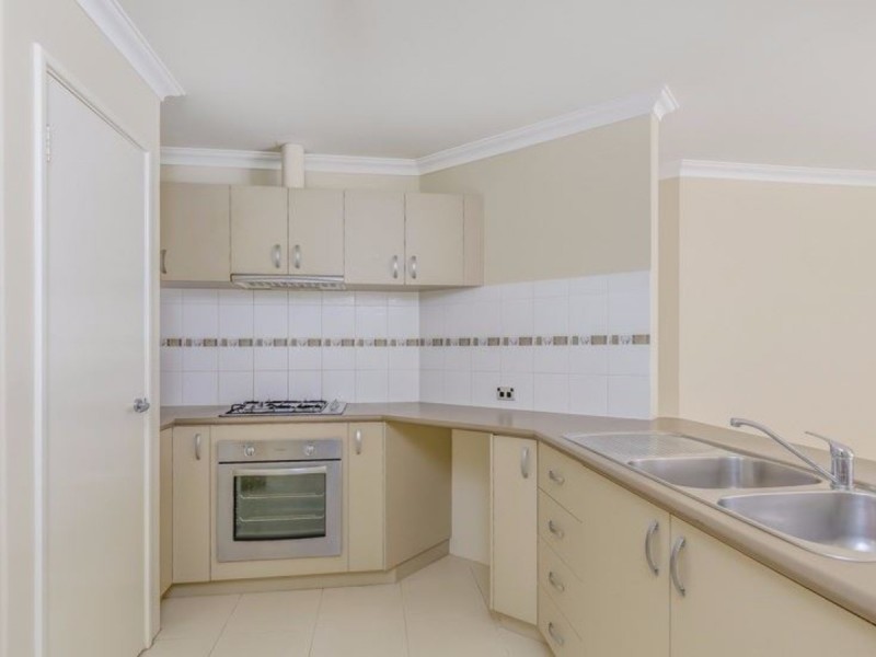 2/211 Treasure Road, Queens Park WA 6107