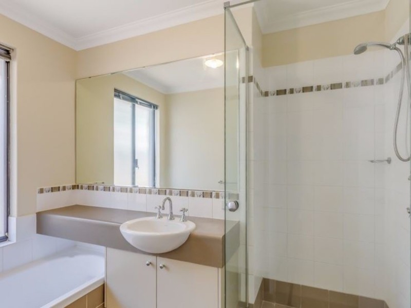 2/211 Treasure Road, Queens Park WA 6107