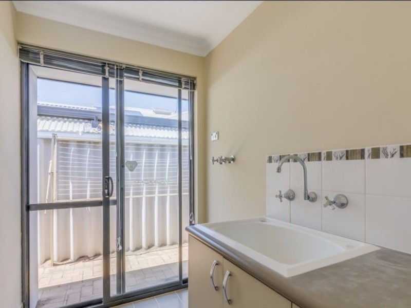 2/211 Treasure Road, Queens Park WA 6107