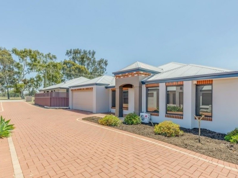 2/211 Treasure Road, Queens Park WA 6107