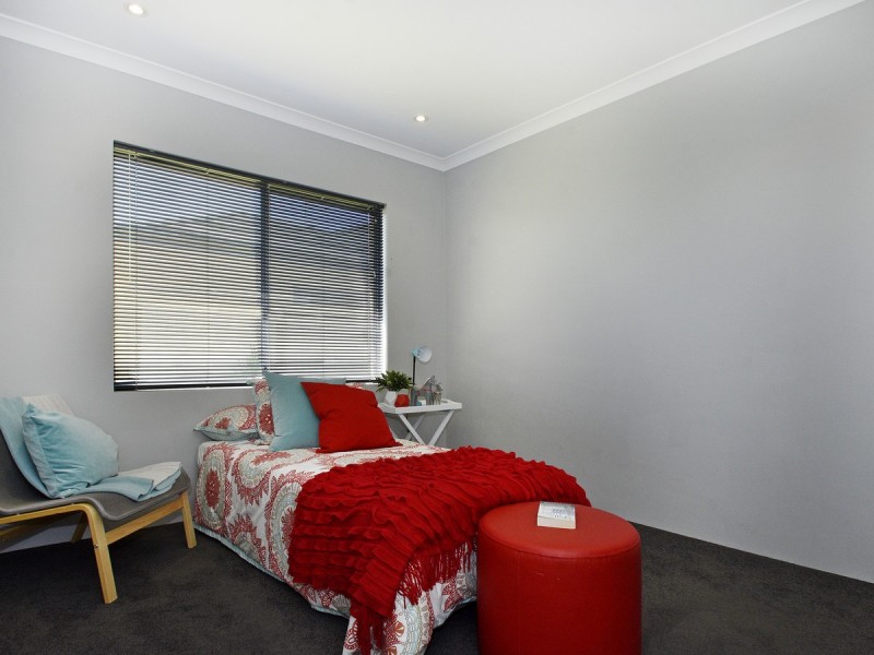 6 Frobisher Avenue, Munster WA 6166