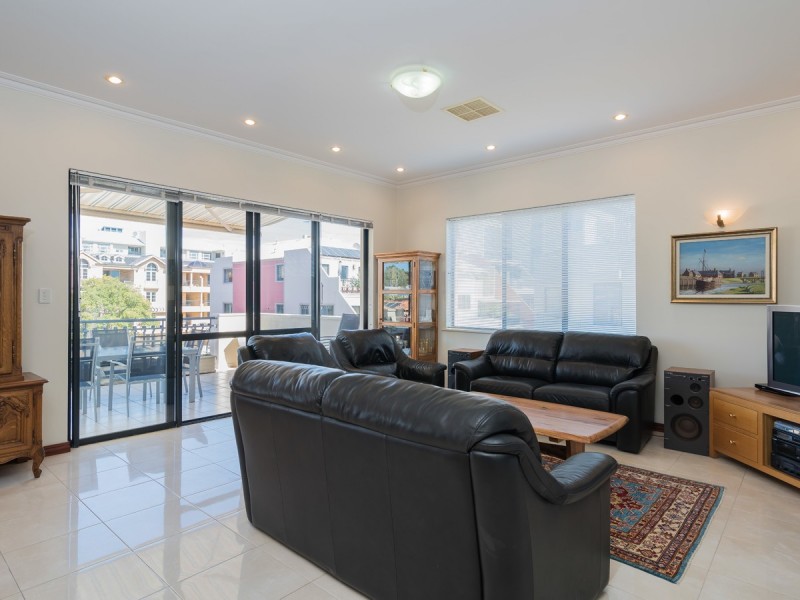 2/111 Royal Street, East Perth WA 6004