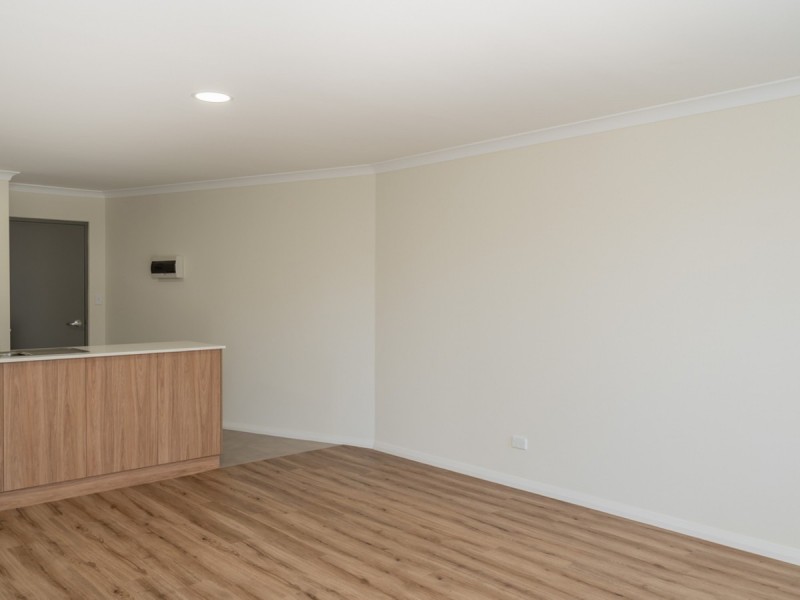 7/4 Whiteside Street, Cloverdale WA 6105