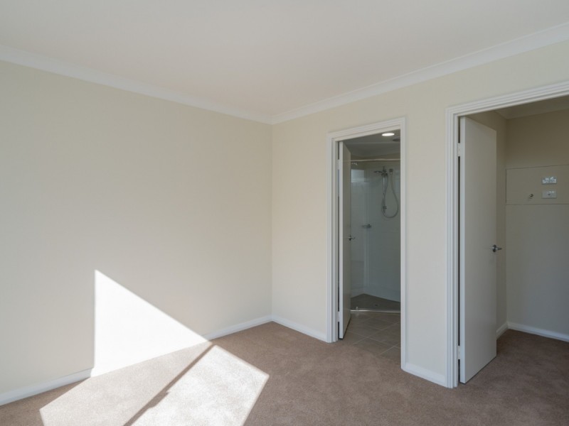 7/4 Whiteside Street, Cloverdale WA 6105