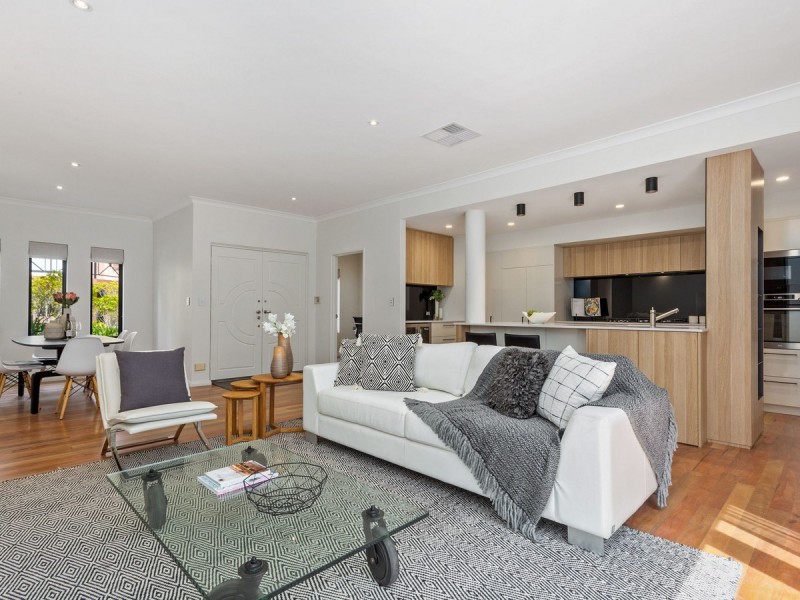 8 Flagstaff Lane, East Perth WA 6004