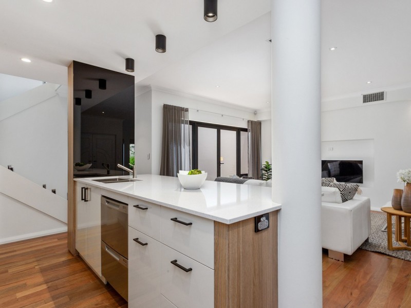 8 Flagstaff Lane, East Perth WA 6004