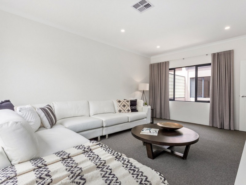 8 Flagstaff Lane, East Perth WA 6004