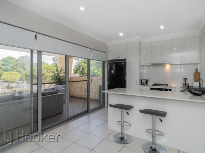 4/5 Oakland Avenue, Cloverdale WA 6105