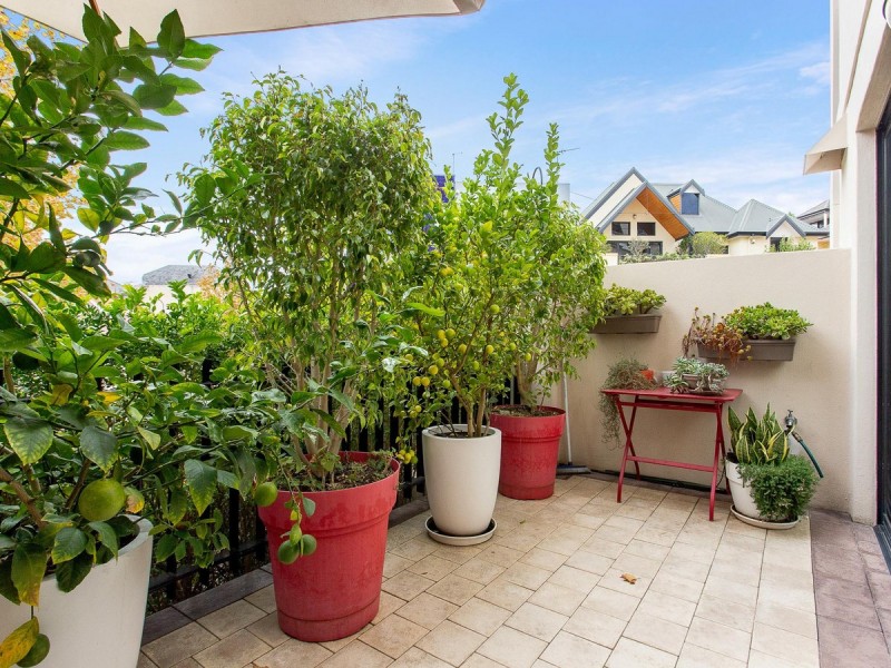 2/25 Haig Park Circle, East Perth WA 6004