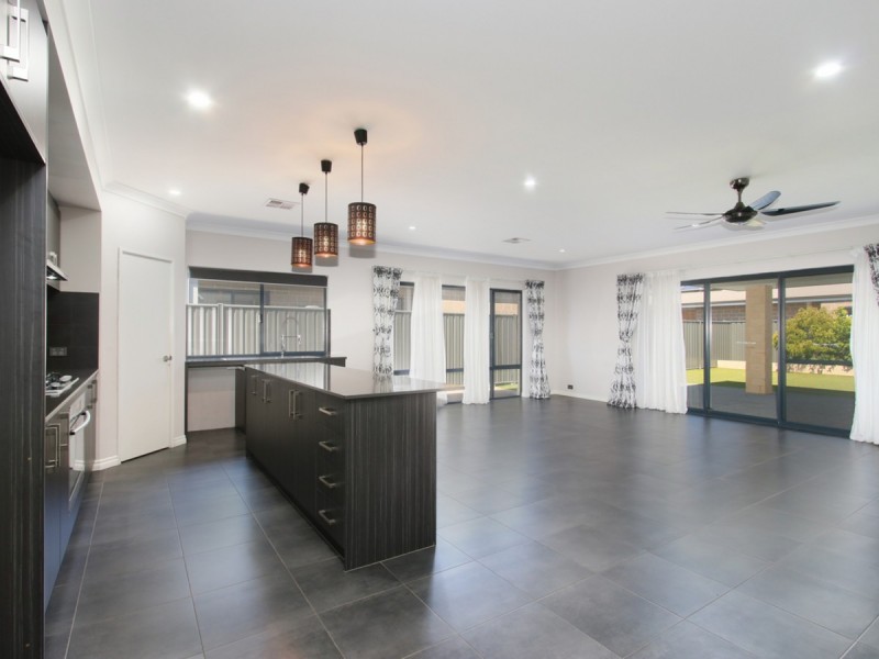 11 Fairweather Drive, Piara Waters WA 6112