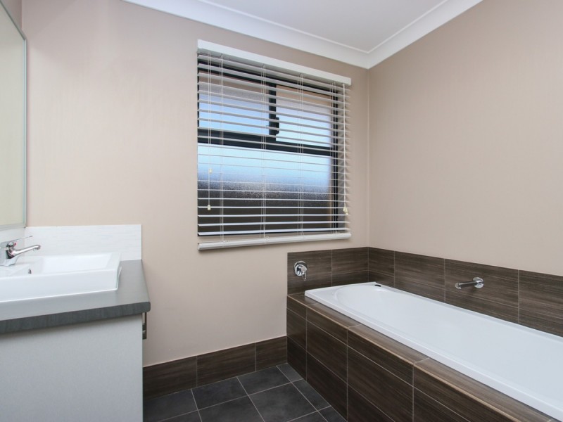 11 Fairweather Drive, Piara Waters WA 6112