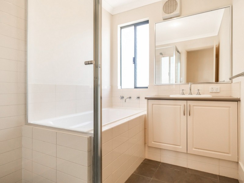 2/67 Aquaviva Circle, Viveash WA 6056