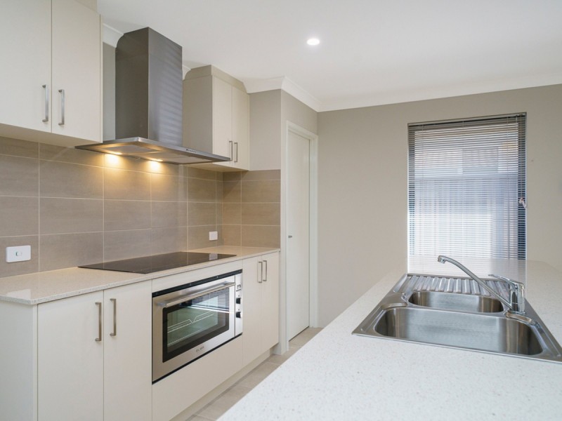 89 Serpentine Drive, South Guildford WA 6055