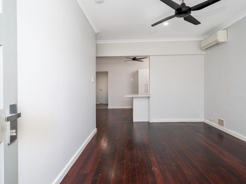 16 Crellin Way, Cloverdale WA 6105