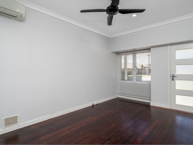 16 Crellin Way, Cloverdale WA 6105