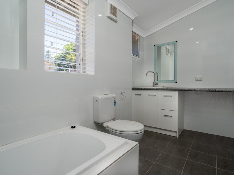 16 Crellin Way, Cloverdale WA 6105