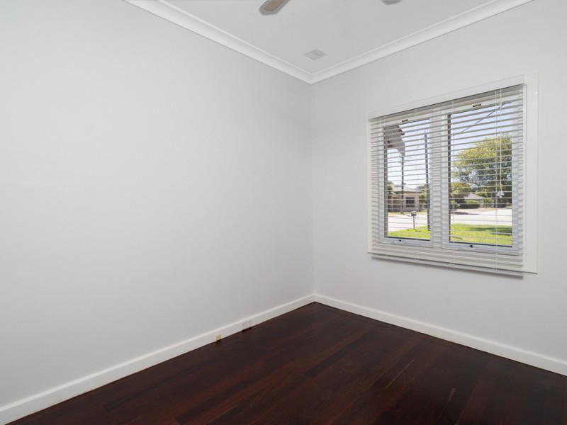 16 Crellin Way, Cloverdale WA 6105