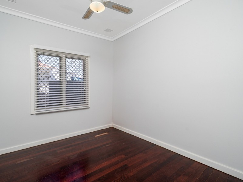 16 Crellin Way, Cloverdale WA 6105