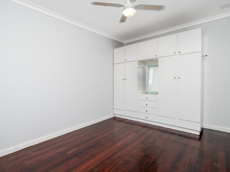 16 Crellin Way, Cloverdale WA 6105