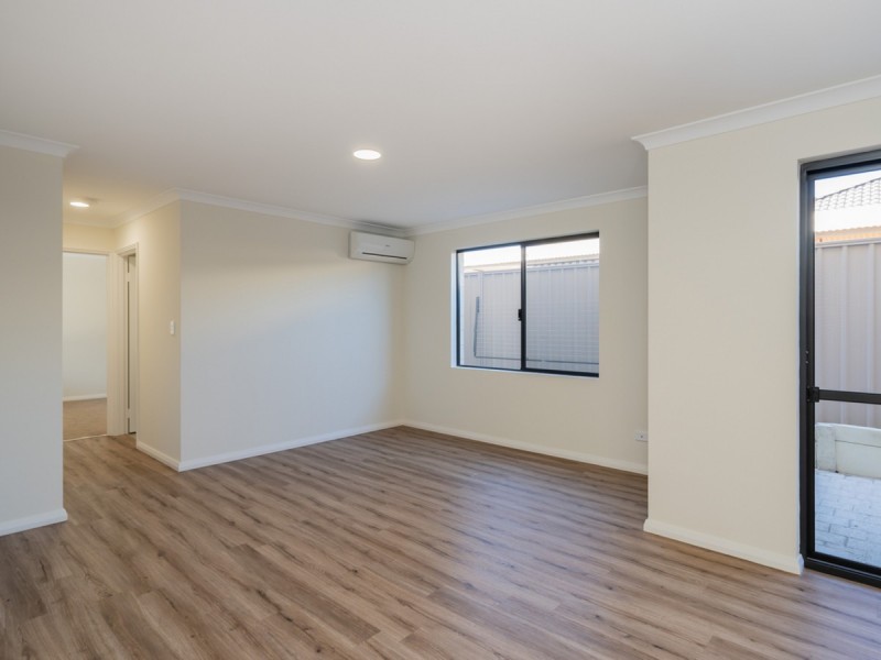 4/4 Whiteside Street, Cloverdale WA 6105