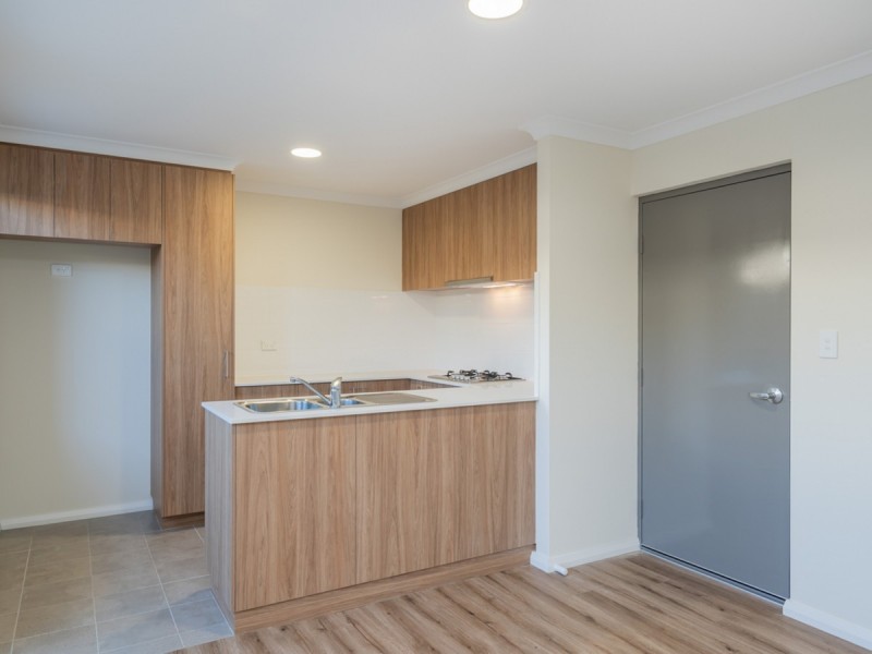 4/4 Whiteside Street, Cloverdale WA 6105
