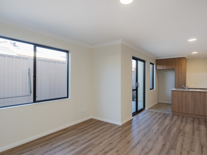 4/4 Whiteside Street, Cloverdale WA 6105