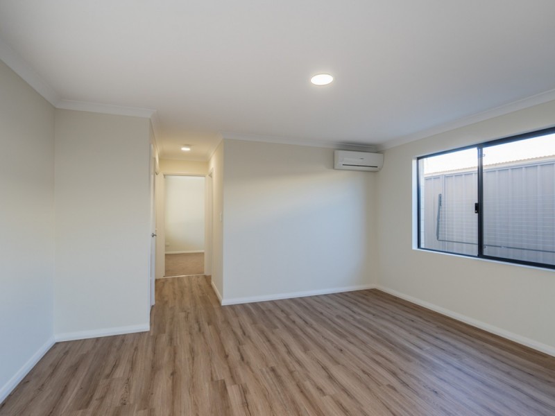 4/4 Whiteside Street, Cloverdale WA 6105