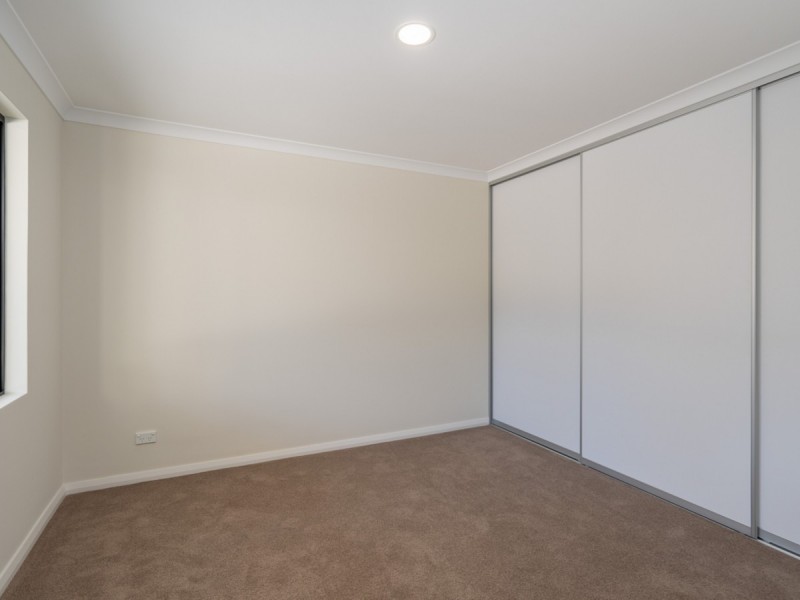 4/4 Whiteside Street, Cloverdale WA 6105