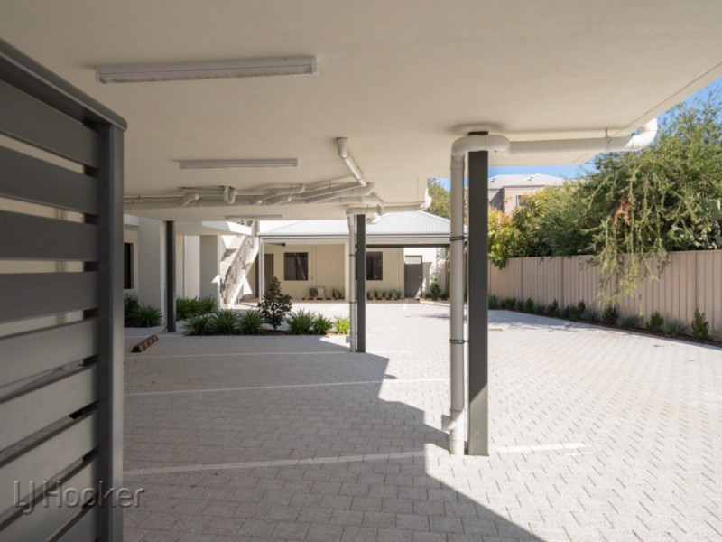4/4 Whiteside Street, Cloverdale WA 6105
