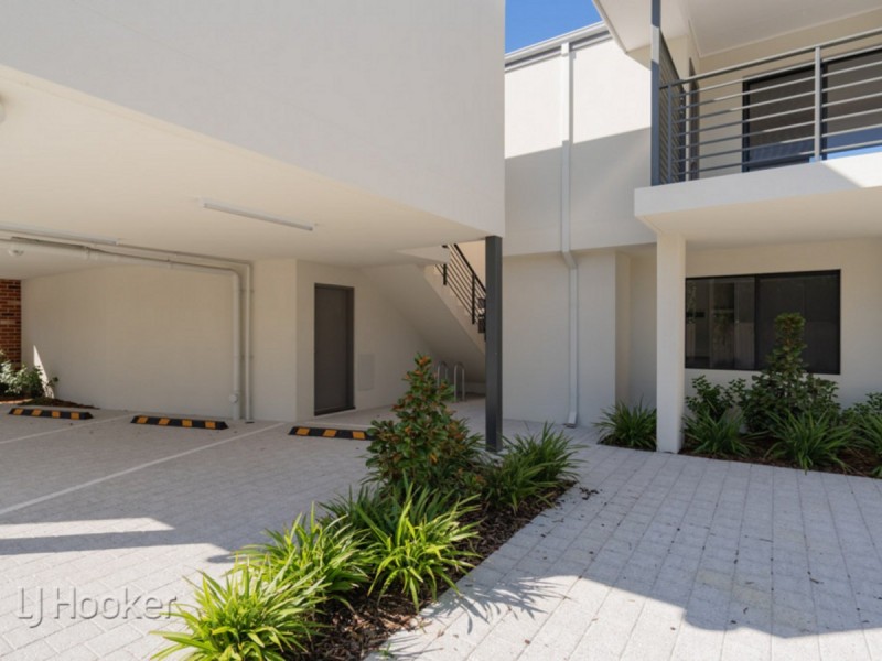 4/4 Whiteside Street, Cloverdale WA 6105