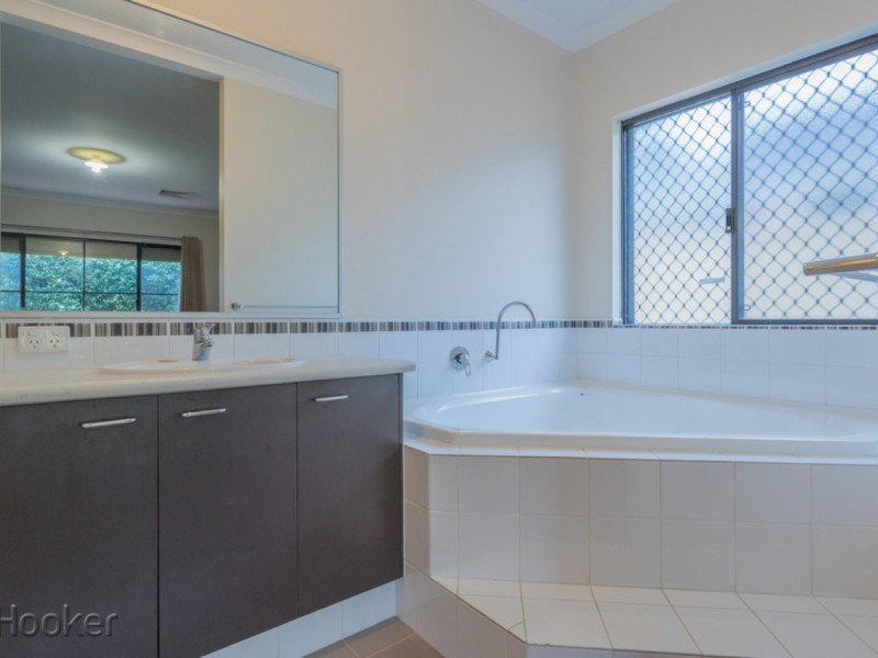 24 Lenihan Corner, Wattle Grove WA 6107