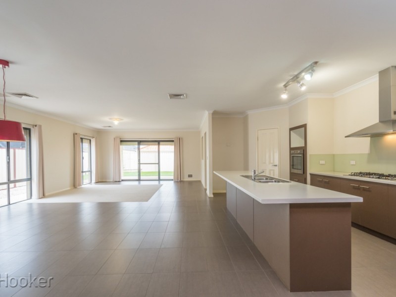 24 Lenihan Corner, Wattle Grove WA 6107