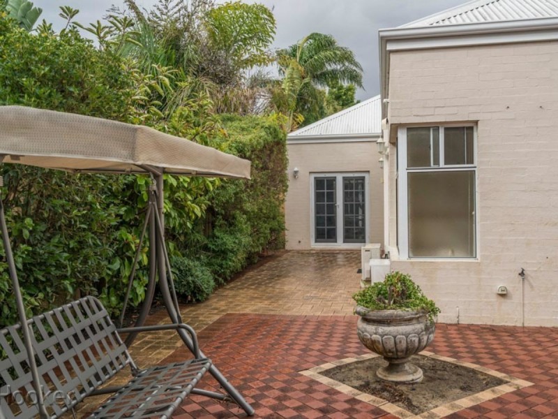 33 Reynolds Road, Applecross WA 6153