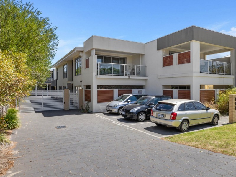 1/10 Pearl Road, Cloverdale WA 6105