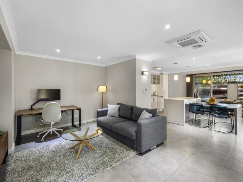 1/10 Pearl Road, Cloverdale WA 6105