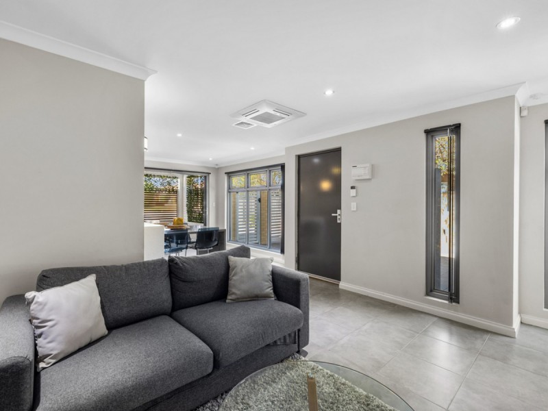 1/10 Pearl Road, Cloverdale WA 6105