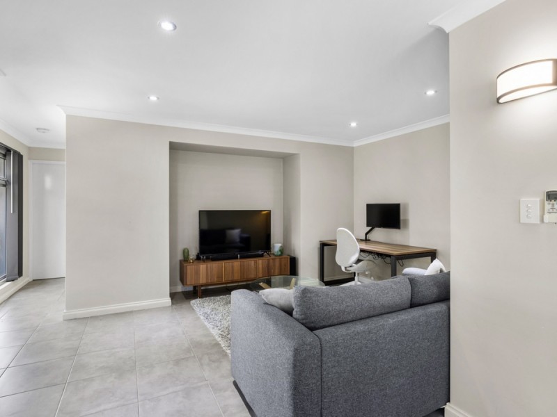 1/10 Pearl Road, Cloverdale WA 6105