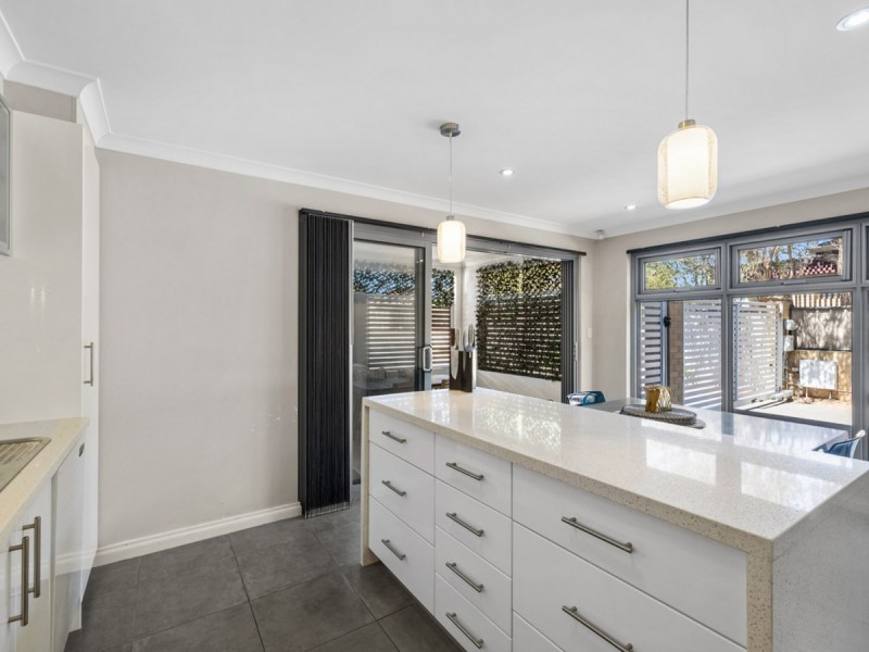 1/10 Pearl Road, Cloverdale WA 6105